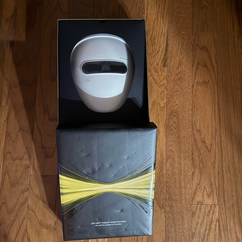 LED LIGHT MASK - Picture 3 of 10